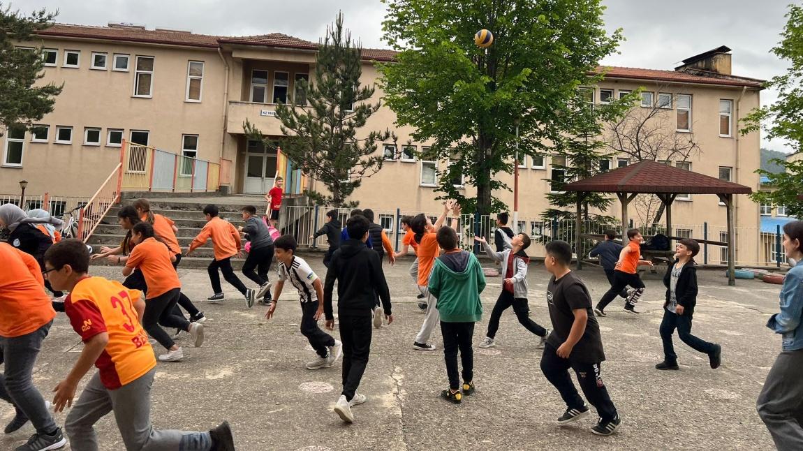 Okul bahçesinde geleneksel oyunlar oynadık.